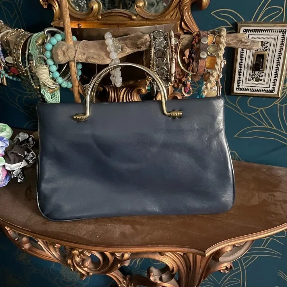 Beautiful vintage purse. Can be carried with cute handles or with chain strap - Picture 2 of 3